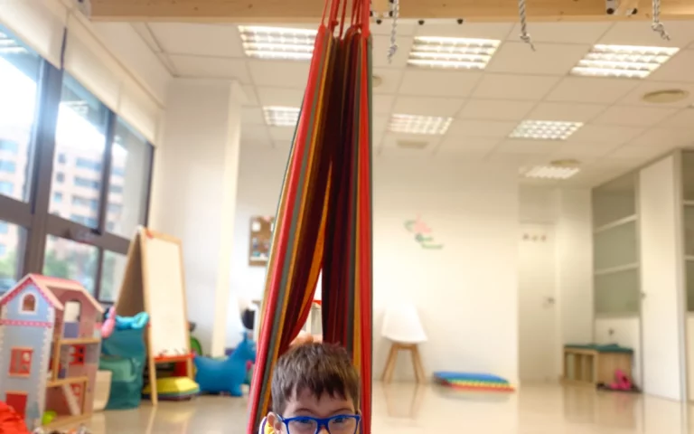 Sala de integración sensorial con columpio en Luna Desarrollo Infantil, Alicante